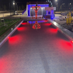 Piscine de Jiji Land éclairée en rouge avec décor lumineux nocturne
